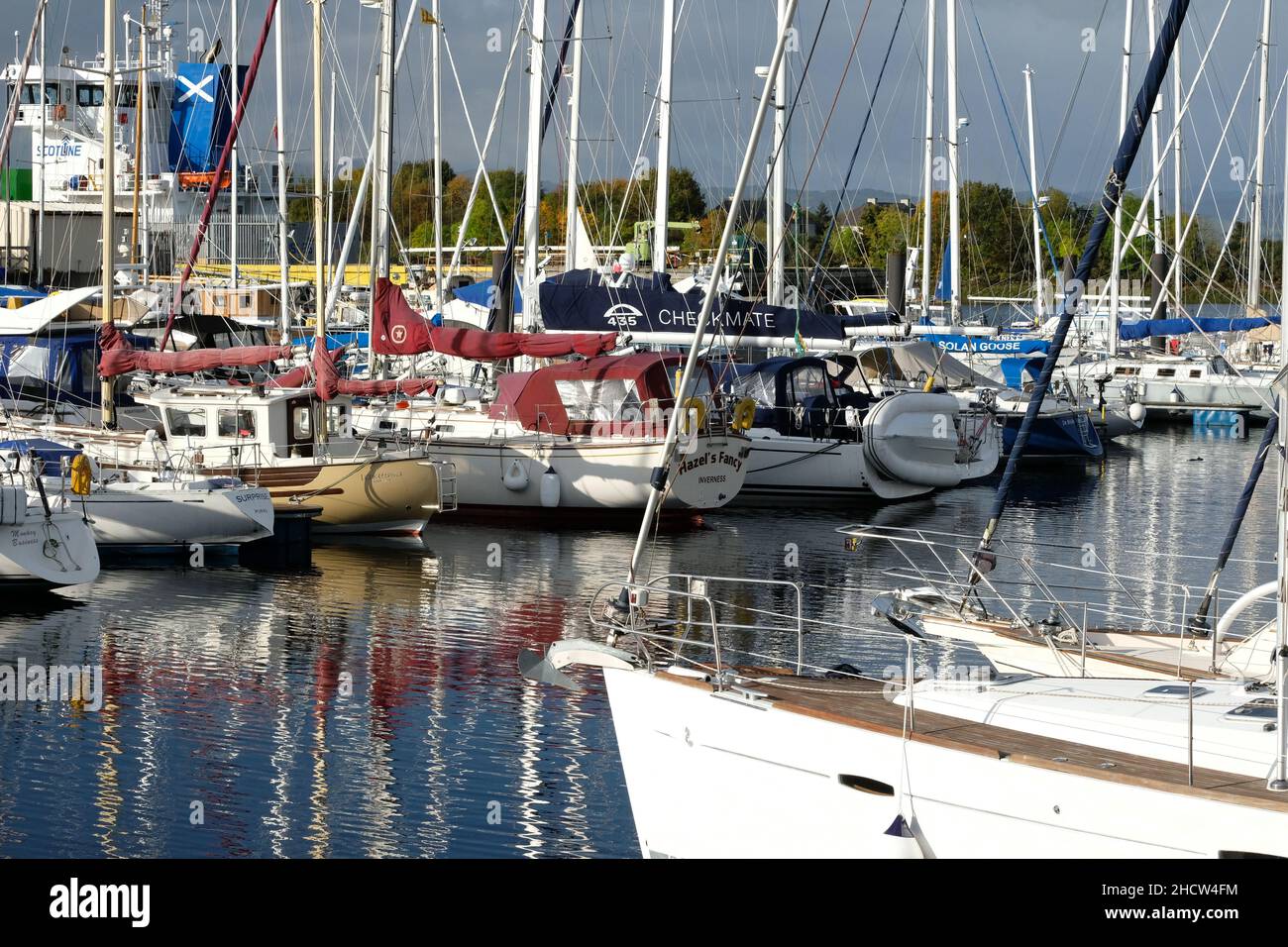 Una fotografia a colori di barche ormeggiate a Inverness Marina situato vicino al porto di Inverness. Foto Stock