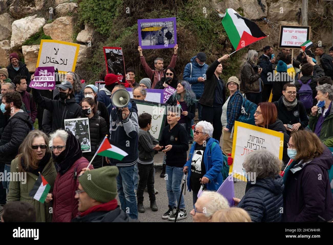 Scontri durante la protesta di solidarietà a Sheikh Jarrah contro la deportazione di famiglie palestinesi dal nigberhood. Si sono verificati scontri tra la polizia israeliana e i manifestanti per aver sventolato la bandiera palestinese. Un giovane palestinese è stato arrestato per aver sventurato la bandiera sulla strada principale. Una settimana fa, il parcheggio di un autobus era chiuso dopo aver ricevuto un ordine di sfratto. Gerusalemme, Israele. 31th dicembre 2021. (Matan Golan/Sipa USA) Foto Stock