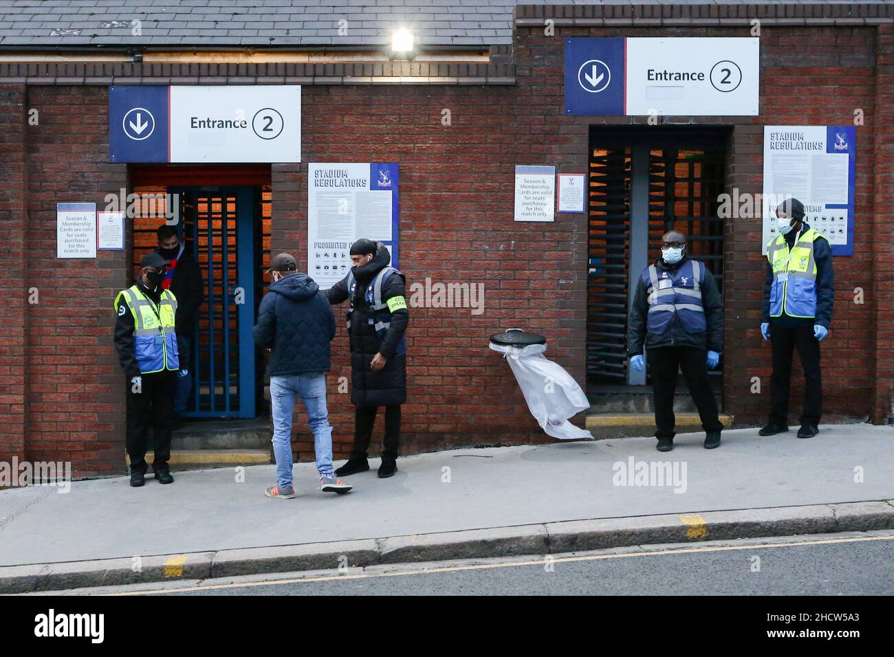 Londra, Regno Unito. 1st Jan 2022. Un fan entra nello stadio prima della partita della Premier League al Selhurst Park, Londra. Il credito d'immagine dovrebbe leggere: Jacques Feeney/Sportimage Credit: Sportimage/Alamy Live News Foto Stock