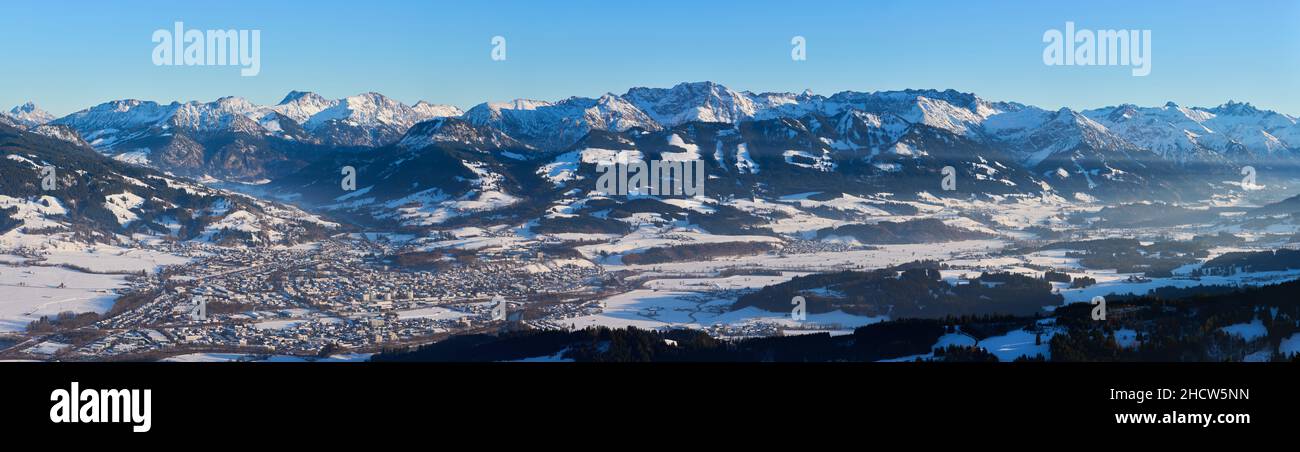 Paesaggio invernale panoramico nelle Alpi di Allgaeu, sopra la valle del fiume Iller con sonthofen e Oberstdorf, Alpi di Allgaeu, Germania Foto Stock