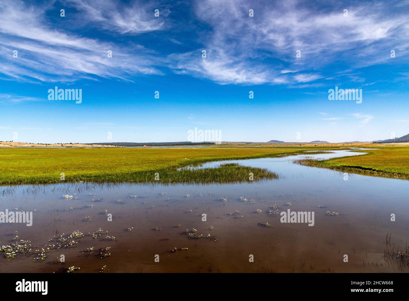Lago Afnutrir in Marocco. Il cielo si riflette nelle acque ferme di una zona paludosa del lago Foto Stock