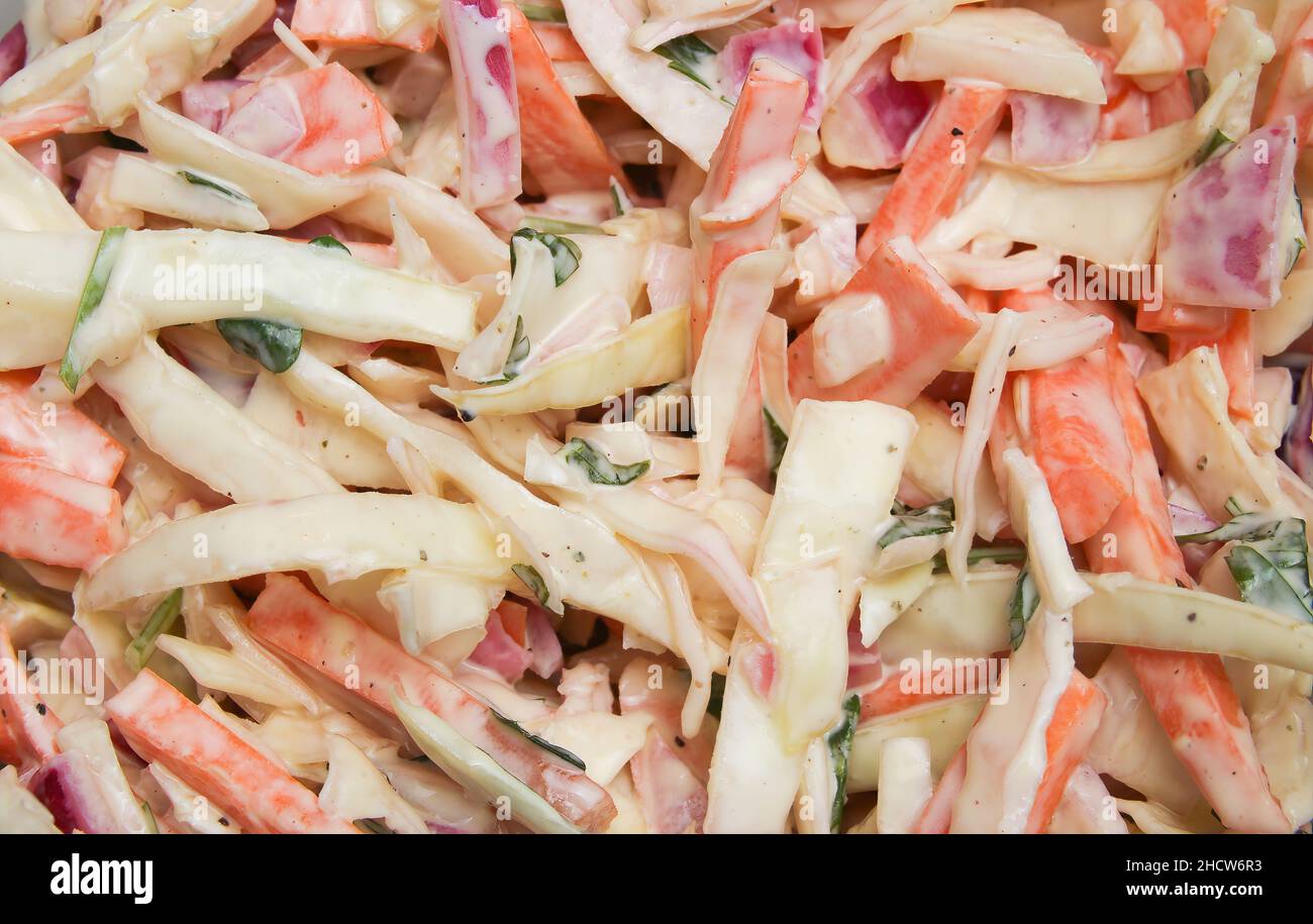 Closeup a telaio pieno di cavolo isolato di cole fatto di cavolo crudo bianco, cipolle rosse, carote, prezzemolo verde e salsa di maionese Foto Stock