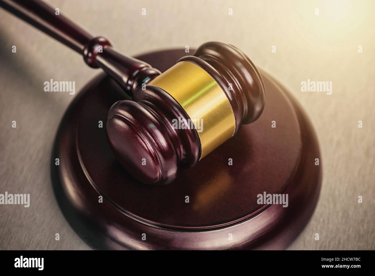 giudica il gavel e il computer tablet sul concetto di cyber crimine al tavolo Foto Stock