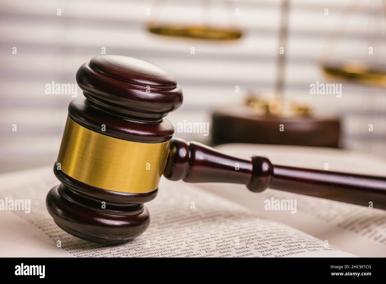 Primo piano di un libro di legge aperto con un gavel giudici con scala Foto Stock