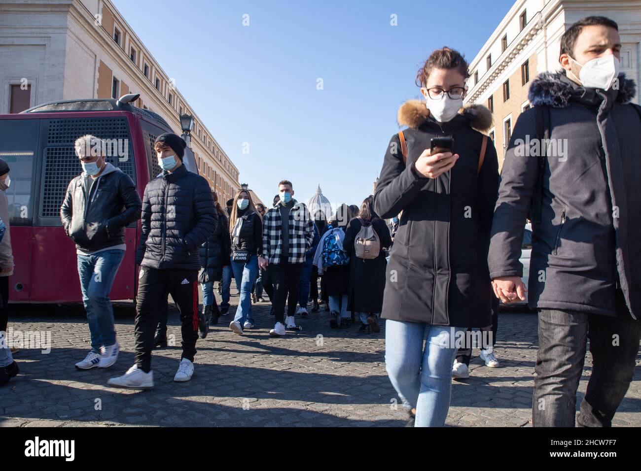 Roma, Italia. 1st Jan 2022. La gente cammina lungo via della conciliazione a Roma la mattina di Capodanno (Credit Image: © Matteo Nardone/Pacific Press via ZUMA Press Wire) Foto Stock