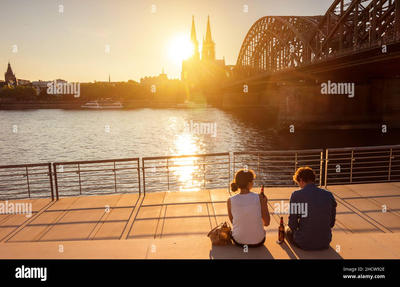Una coppia romantica trascorre la propria vacanza a Colonia Foto Stock