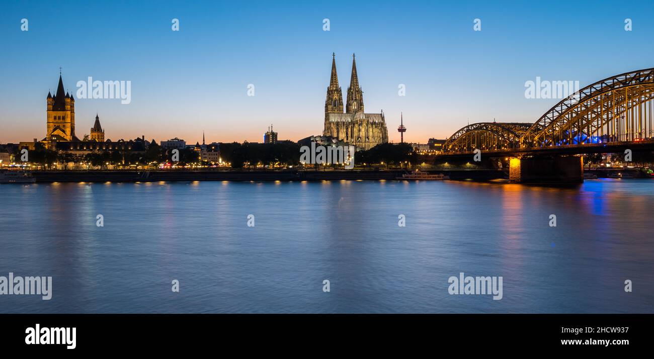 Skyline della città di Colonia e Duomo di Colonia al tramonto Foto Stock