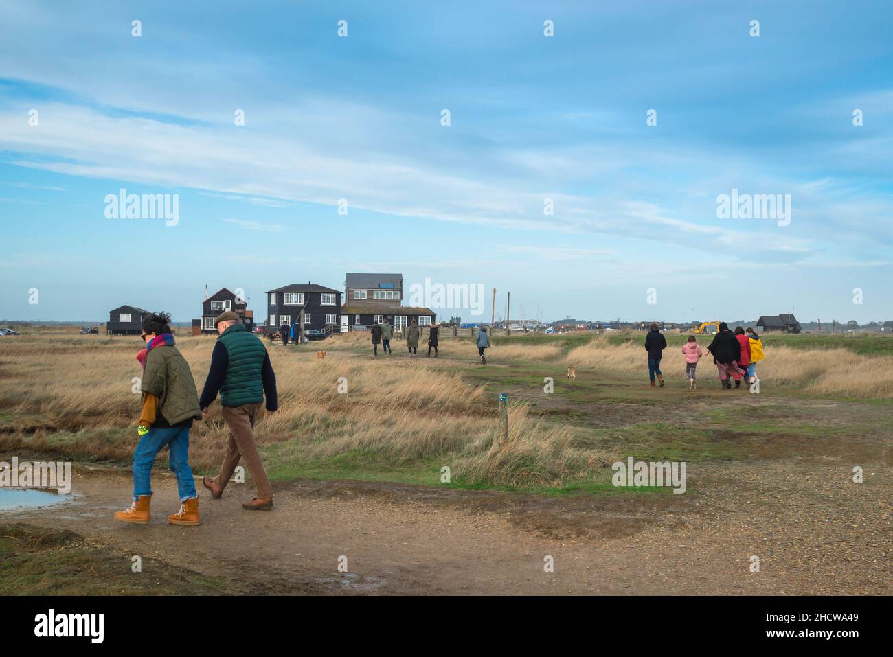 Winter Walking UK, vista fuori stagione delle persone che camminano oltre la paludi sulla costa del Suffolk a Walberswick, Inghilterra, Regno Unito Foto Stock