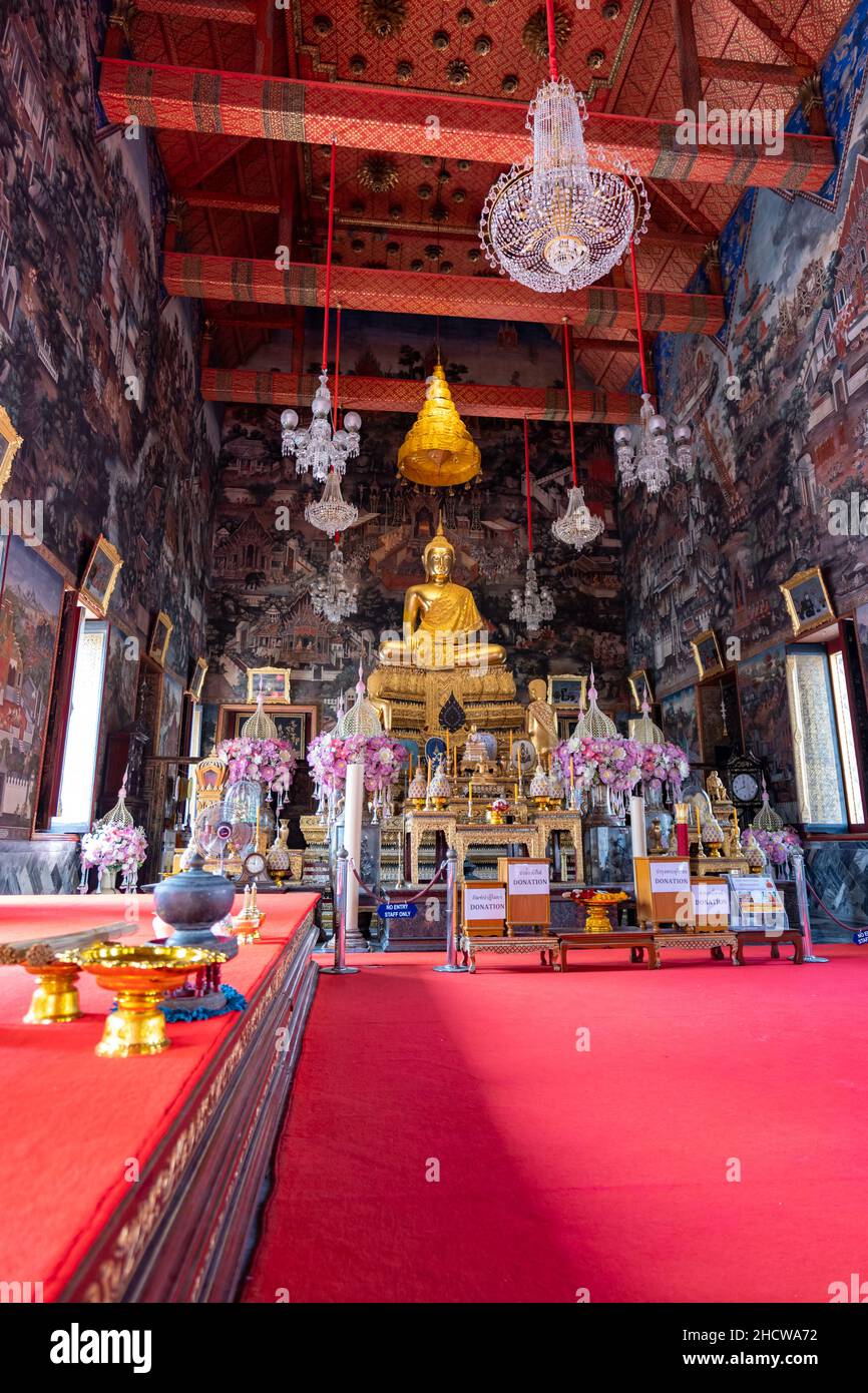 Bangkok, Thailandia - Dicembre 2021: Statua del Buddha d'Oro a Wat Arun (il Tempio dell'Alba) interno, a Bangkok, Thailandia, un famoso punto di riferimento a Bangkok Foto Stock