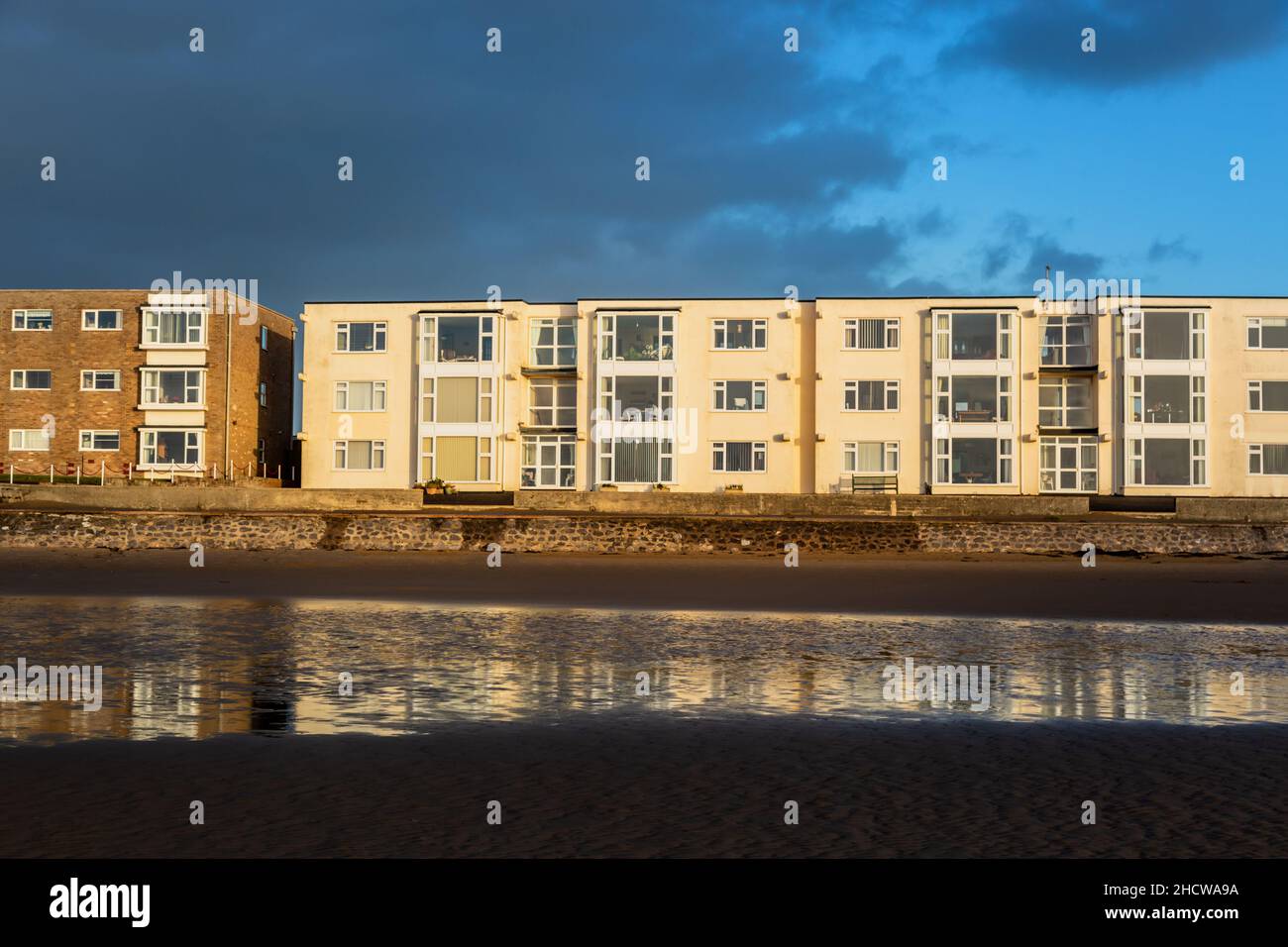 Case e appartamenti sul lungomare, Burnham-on-Sea, Somerset, Regno Unito. 2021 Foto Stock