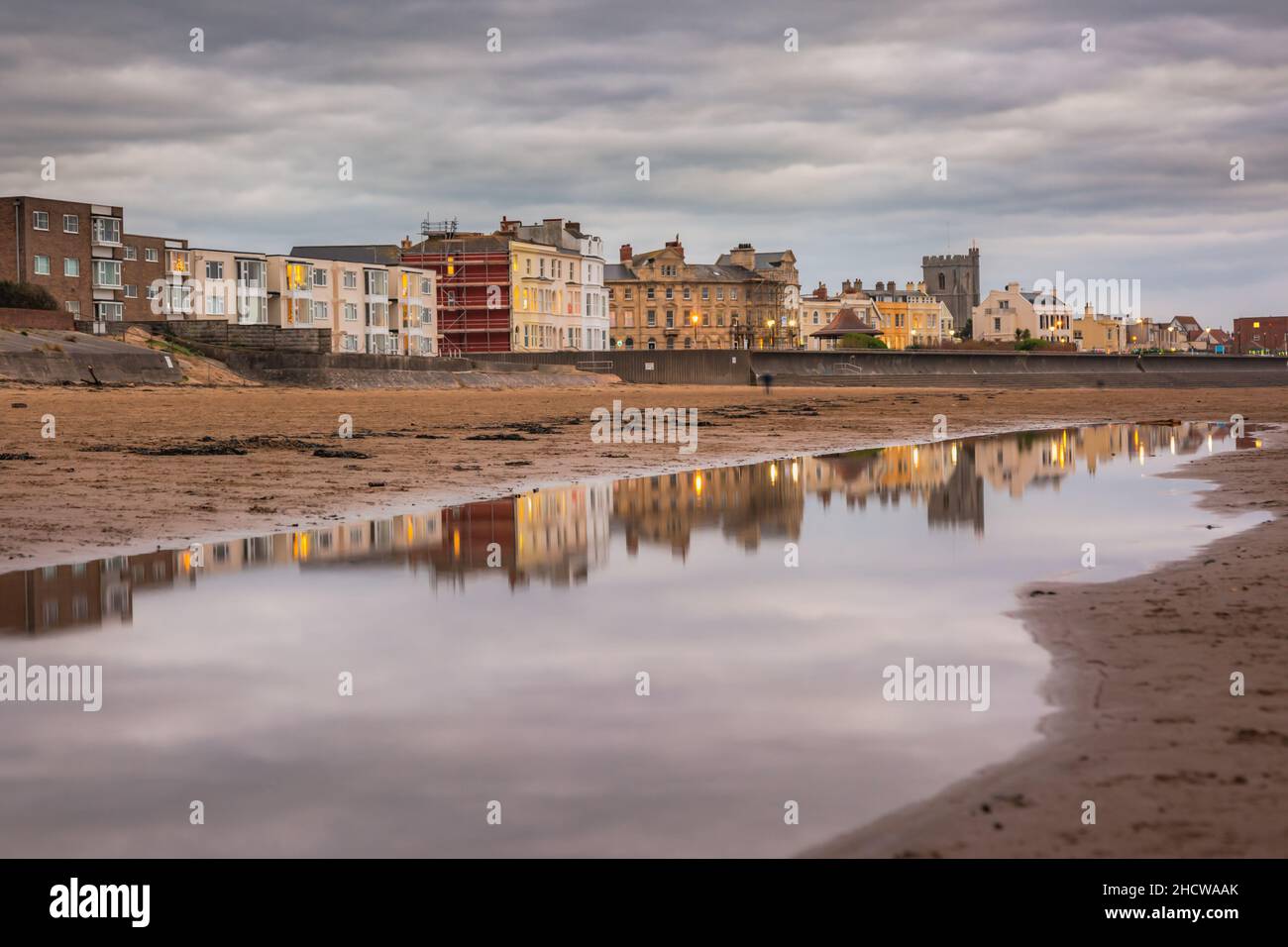 Case e appartamenti sul lungomare, Burnham-on-Sea, Somerset, Regno Unito. 2021 Foto Stock