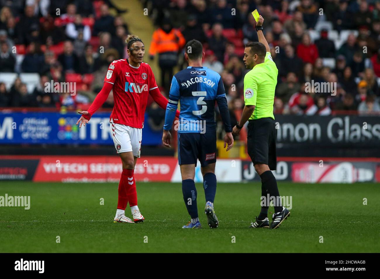 LONDRA, GBR. JAN 1st l'arbitro della partita Paul Howard dà una carta gialla a Sean Clare di Charlton Athletic durante la partita della Sky Bet League 1 tra Charlton Athletic e Wycombe Wanderers alla Valle, Londra il sabato 1st gennaio 2022. (Credit: Tom West | MI News) Credit: MI News & Sport /Alamy Live News Foto Stock