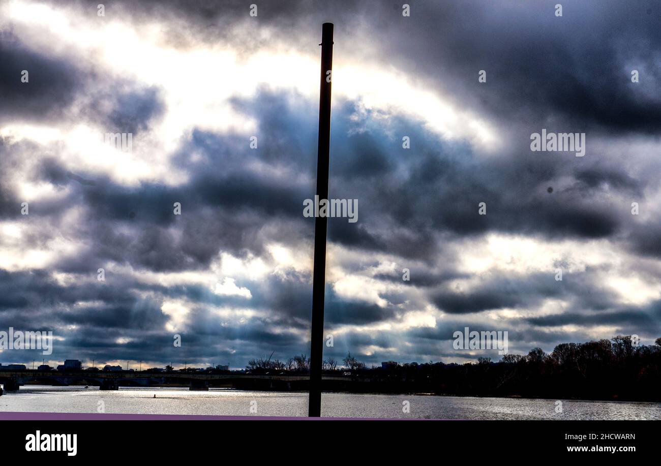 Pole divide la scena di una giornata desolante vicino al fiume Foto Stock