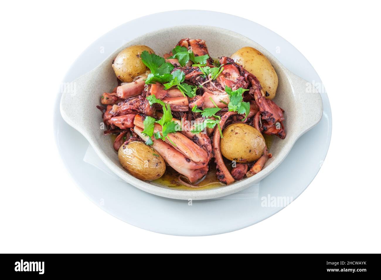 Piatto tradizionale portoghese di polpo e patate chiamato polvo a lagareiro primo piano su un piatto bianco Foto Stock