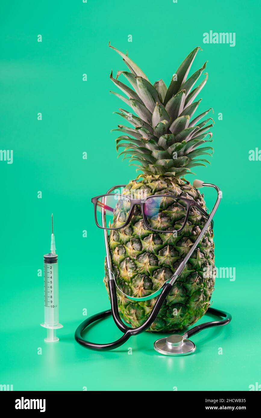 Interpretazione della frutta di ananas in un'immagine umana con i vetri e il concetto di biomedicina nuove tecnologie. Foto Stock