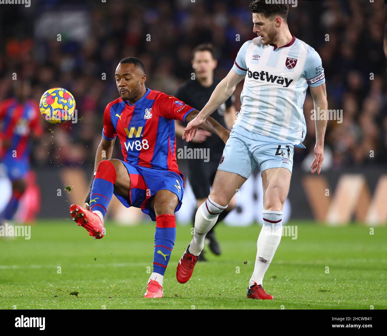 Londra, Regno Unito. 1st Jan 2022. Jordan Ayew of Crystal Palace si unisce al Declan Rice of West Ham United durante la partita della Premier League a Selhurst Park, Londra. Il credito d'immagine dovrebbe leggere: Jacques Feeney/Sportimage Credit: Sportimage/Alamy Live News Foto Stock