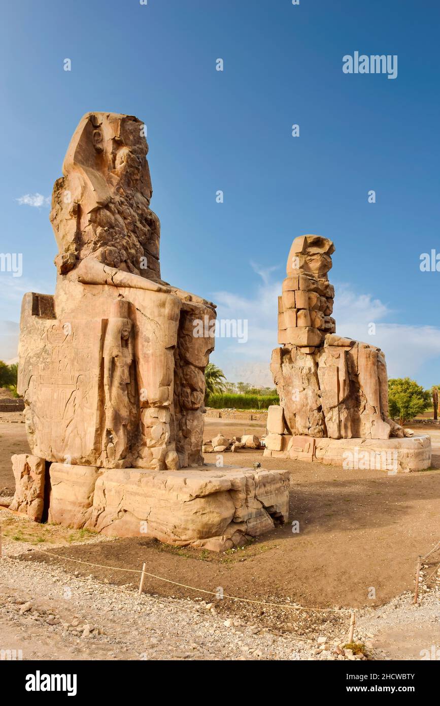 Statue in pietra giganti del faraone Amenhotep III vicino alla Valle dei Re, Luxor, Egitto. Foto Stock