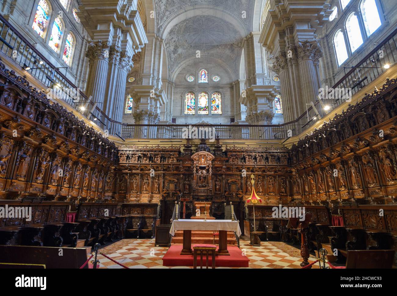 Europa, Spagna, Andalusia, Costa del Sol, platea del coro della Cattedrale di Malaga con intagli in legno complessi dei santi. Foto Stock