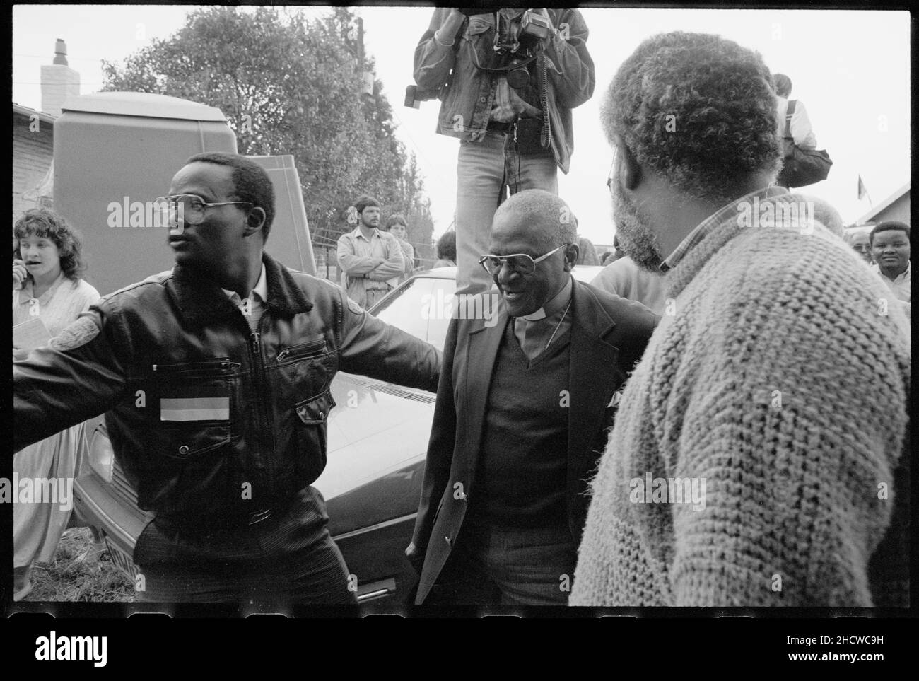 Il 15 ottobre 1989 Ahmed Kathrada, insieme a Jeff Masemola, Raymond Mhlaba, Billy Nair, Wilton Mkwayi, Andrew Mlangeni, Elias Motsoaledi, Oscar Mpetha e Walter Sisulu furono liberati dalla prigione di Johannesburg. Il ritorno a Bettina e a casa di Walter Sisulu a Soweto, Desmond Tutu partecipò. La Capzione locale Ahmed Mohammed Kathrada (o 'Kathy' come è popolarmente conosciuto) è nato in 1929 agli immigranti indiani in una città rurale in Sudafrica Foto Stock