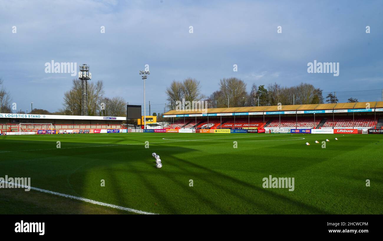 Sunshine and Shadows Before the Sky Bet League due partite tra Crawley Town e Colchester United al People's Pension Stadium , Crawley , Regno Unito - 1st gennaio 2022 - solo per uso editoriale. Nessun merchandising. Per le immagini Football si applicano restrizioni fa e Premier League inc. Nessun utilizzo di Internet/cellulare senza licenza FAPL - per i dettagli contattare Football Dataco Foto Stock