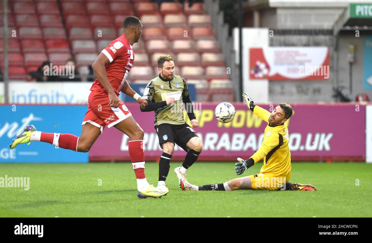 Glenn Morris di Crawley salva bene da un Alan Judge di Colchester close range girato durante la Sky Bet League due partite tra Crawley Town e Colchester Uniti al People's Pension Stadium , Crawley , Regno Unito - 1st Gennaio 2022 - solo per uso editoriale. Nessun merchandising. Per le immagini Football si applicano restrizioni fa e Premier League inc. Nessun utilizzo di Internet/cellulare senza licenza FAPL - per i dettagli contattare Football Dataco Foto Stock