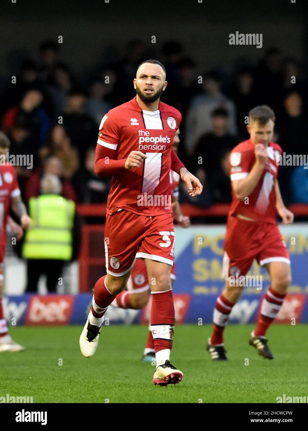 Joel Lynch di Crawley festeggia dopo aver segnato il loro secondo obiettivo durante la partita Sky Bet League due tra Crawley Town e Colchester United al People's Pension Stadium , Crawley , Regno Unito - 1st Gennaio 2022 - solo per uso editoriale. Nessun merchandising. Per le immagini Football si applicano restrizioni fa e Premier League inc. Nessun utilizzo di Internet/cellulare senza licenza FAPL - per i dettagli contattare Football Dataco Foto Stock