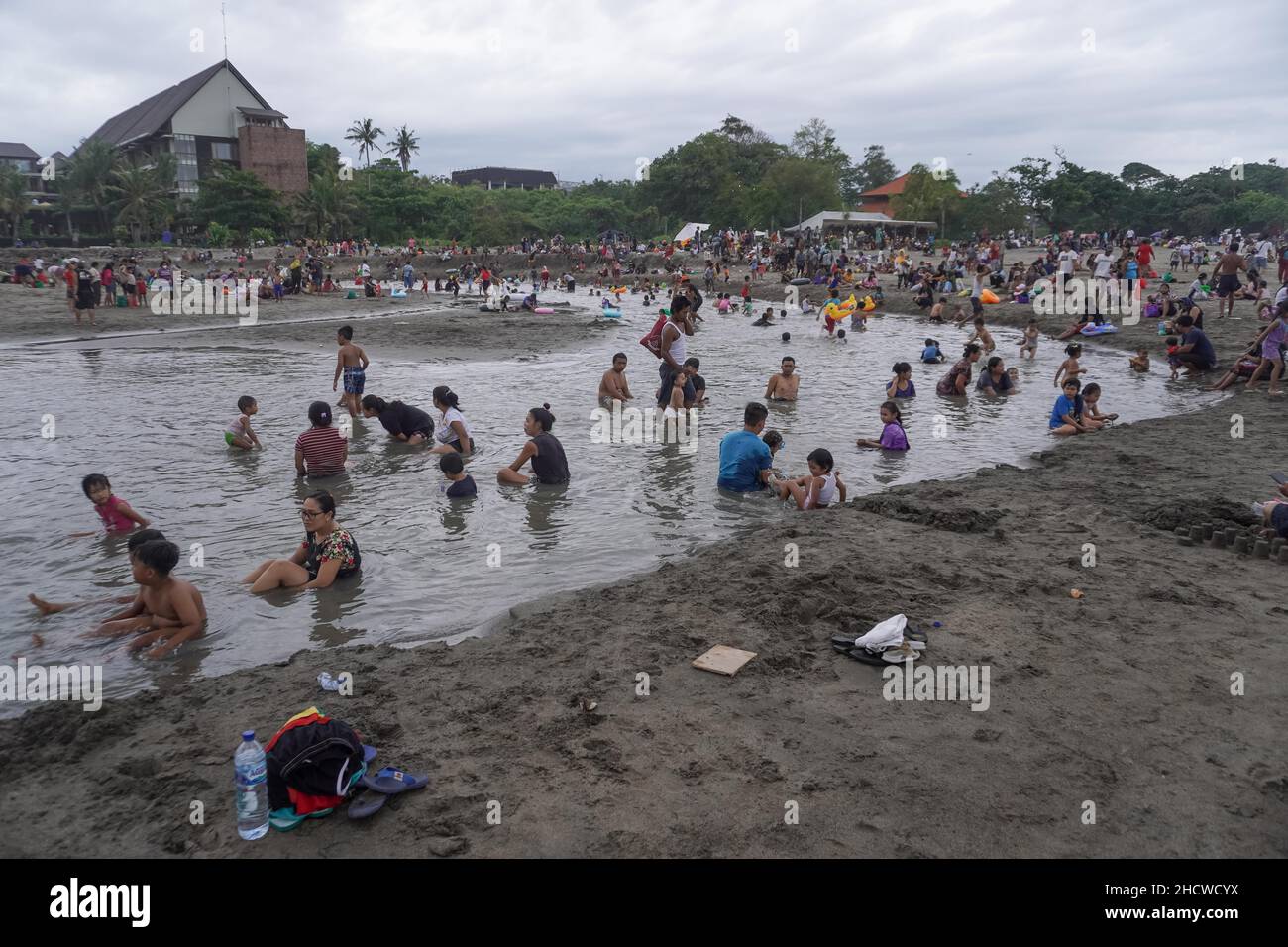 Badung, Bali, Indonesia. 1st Jan 2022. I cittadini locali e per lo più i turisti nazionali all'Indonesia resort isola di Bali flores a Berawa Beach per celebrare il primo giorno di gennaio, 2022, che in una volta cade il fine settimana come hanno avuto una lunga vacanza. (Credit Image: © Dicky Bisinglasi/ZUMA Press Wire) Foto Stock