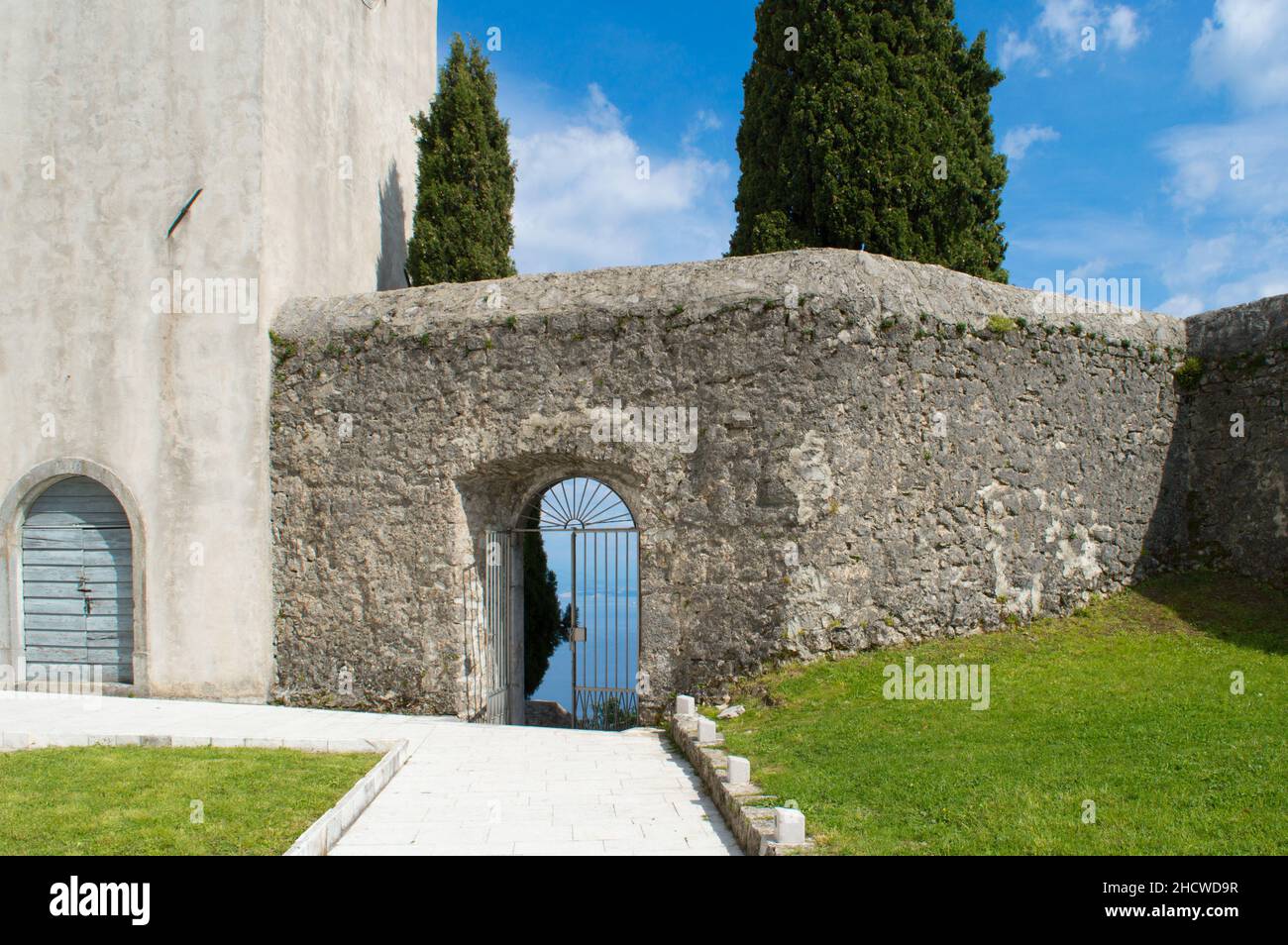 Cortile della Chiesa di San Marco in una piccola cittadina collinare Veprinac, sopra Opatija Riviera, Croazia Foto Stock