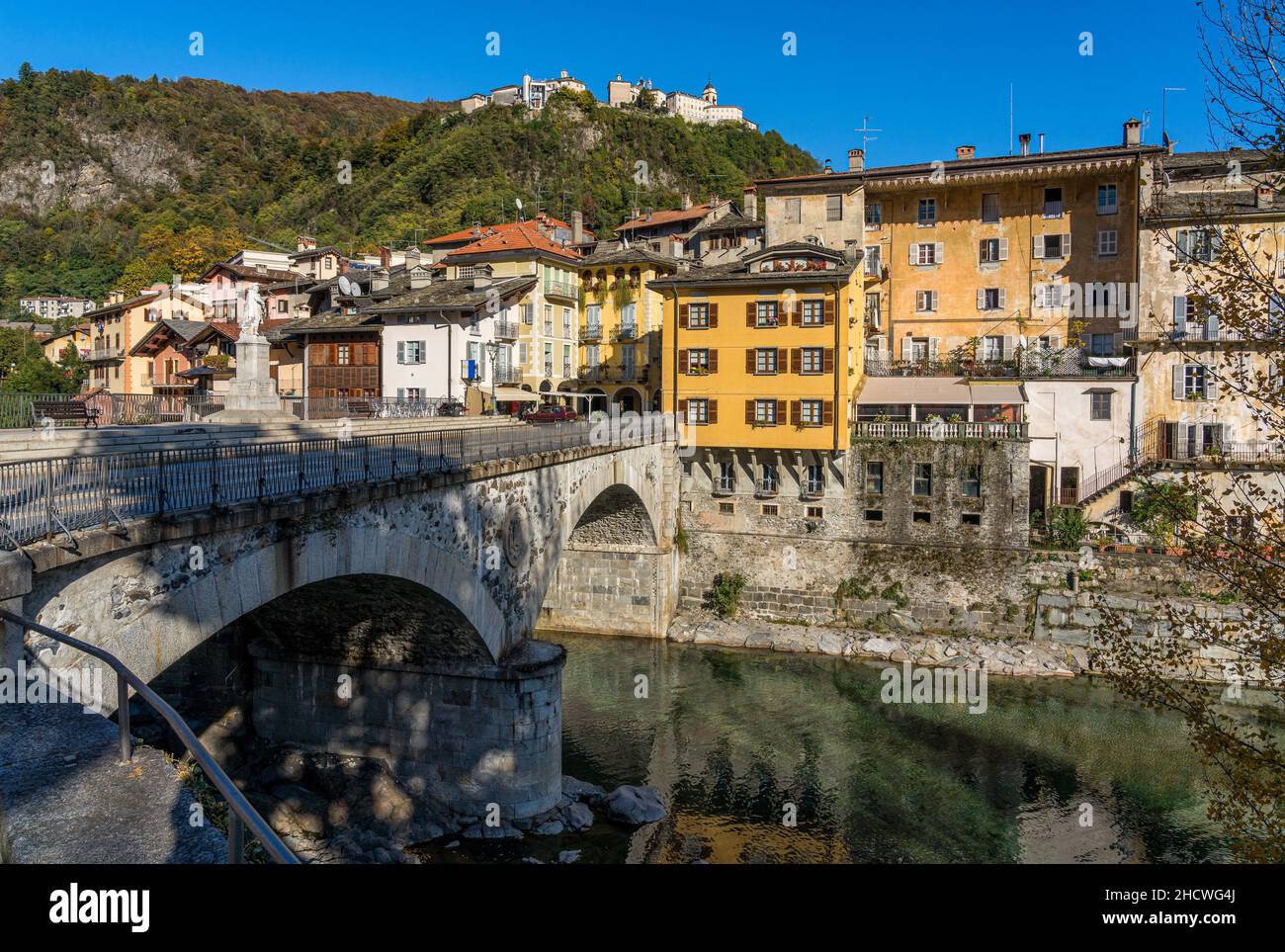 Il bellissimo borgo di Varallo, durante la stagione autunnale, in Valsesia (Val Sesia). Provincia di Vercelli, Piemonte, Italia. Foto Stock