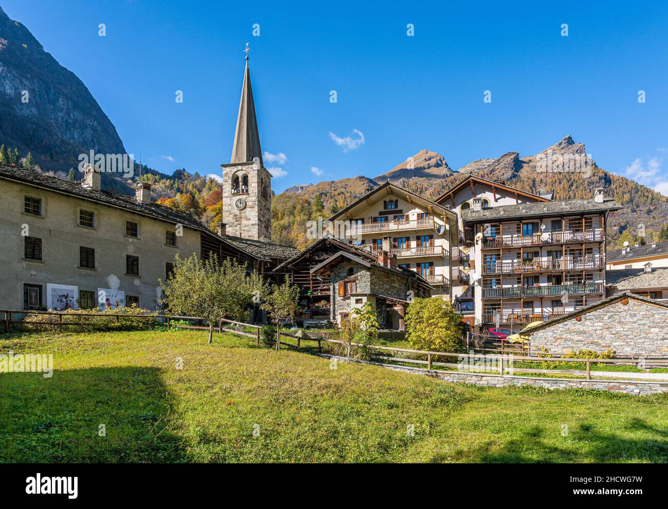 Il bellissimo borgo di Alagna Valsesia, in autunno, in Valsesia (Val Sesia). Provincia di Vercelli, Piemonte, Italia. Foto Stock