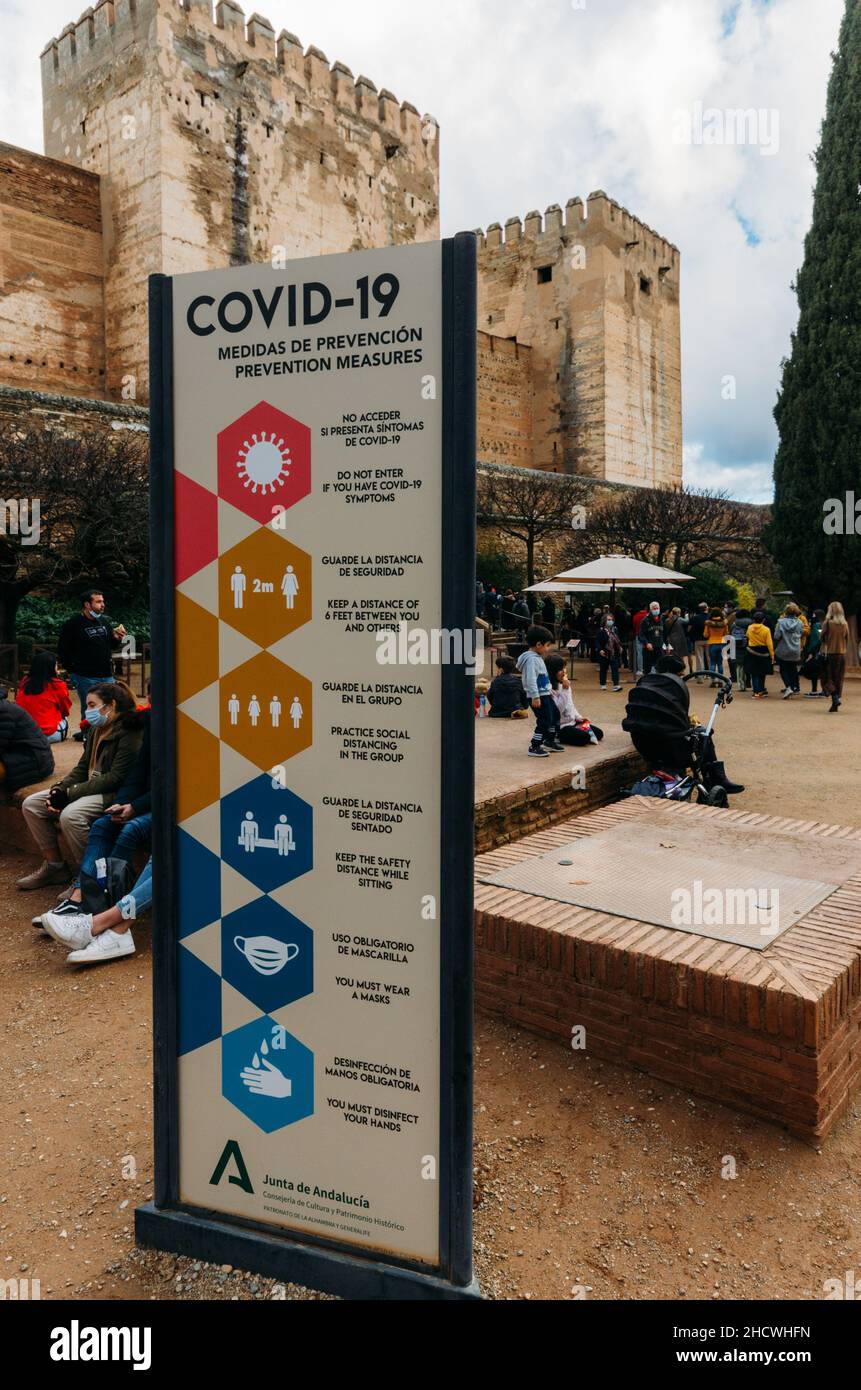 Granada, Spagna - 28 dicembre 2021: Firma nel complesso dell'Alhambra sulle misure preventive relative al Covid-19 Foto Stock