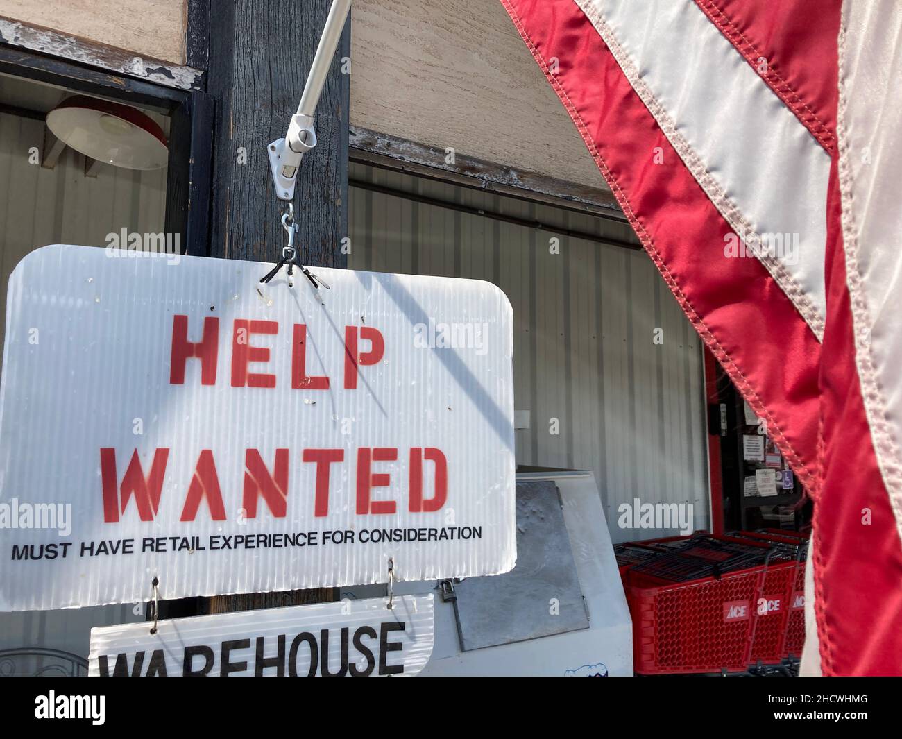 Help Wanted Sign with American Flag, USA problemi economici con il lavoro e lavoratori Foto Stock