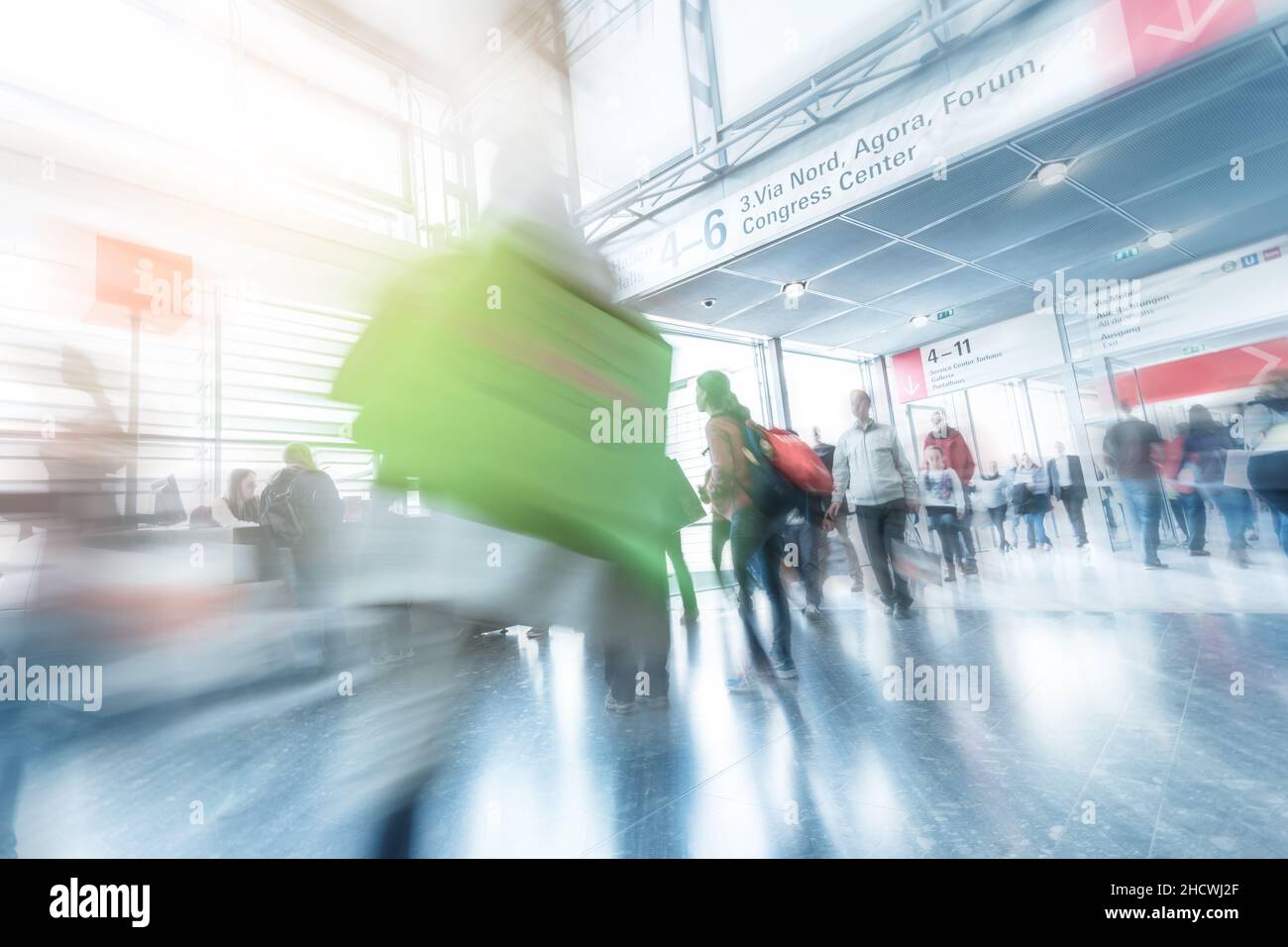 Offuscato gente di affari ad un commercio Foto Stock