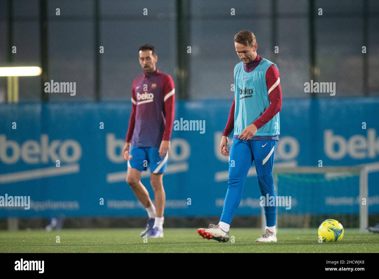 1st gennaio 2022: Ciutat sportiva Joan Gamper, Barcellona, Spagna; FC Barcelona Conferenza stampa e sessioni formative: Luck de Jong e Sergio Busquets durante la sessione formativa del FC Barcelona prima del round la Liga Match 19 al Ciutat sportiva Joan Gamper. Foto Stock