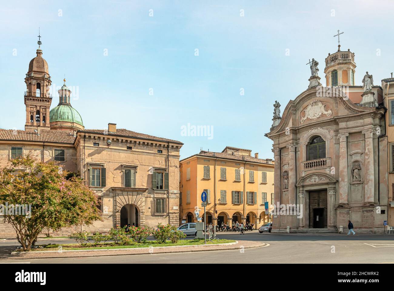 Piazzale Luigi Roversi e la chiesa barocca di San Giorgio a Reggio Emilia, Italia settentrionale. Foto Stock