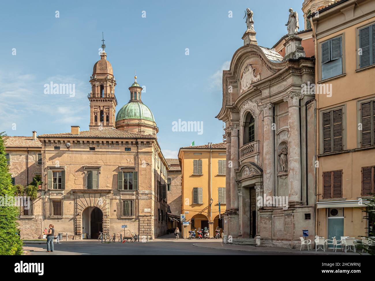 Piazzale Luigi Roversi e la chiesa barocca di San Giorgio a Reggio Emilia, Italia settentrionale. Foto Stock