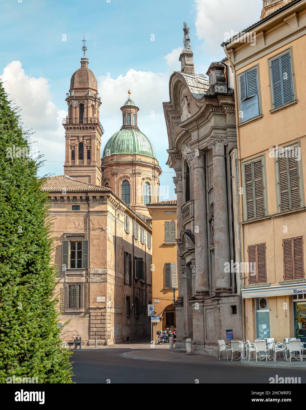Piazzale Luigi Roversi e la chiesa barocca di San Giorgio a Reggio Emilia, Italia settentrionale. Foto Stock