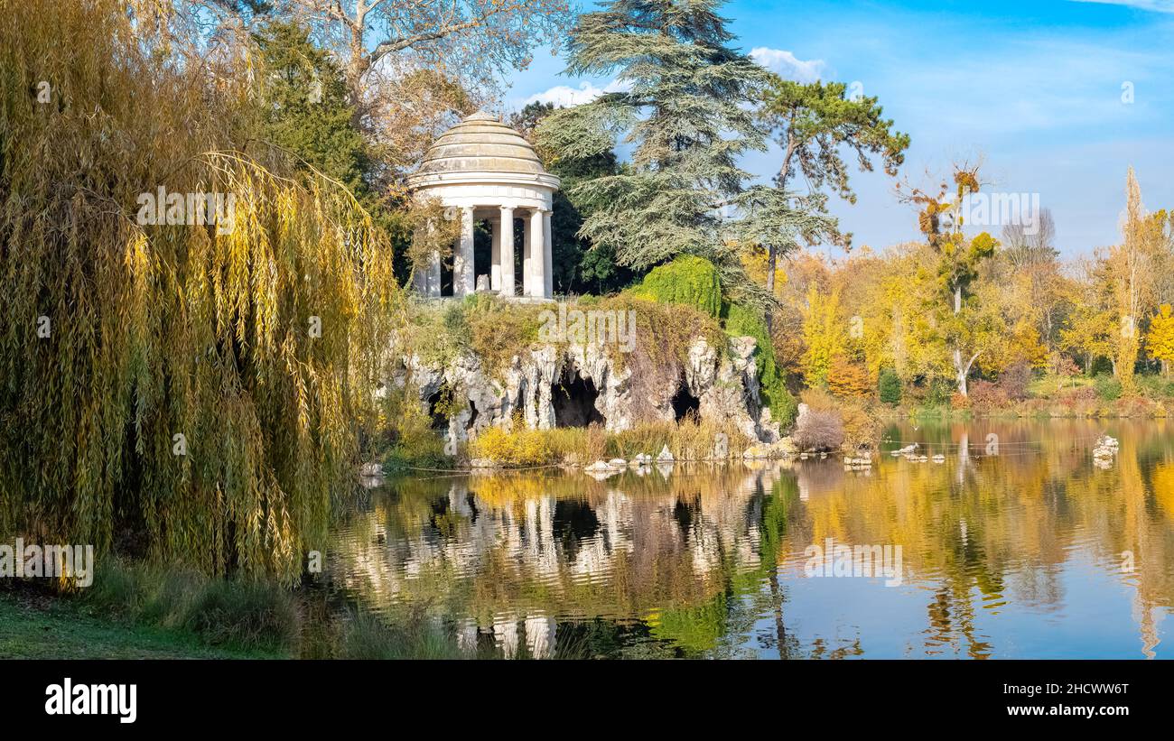 Vincennes, il tempio dell'amore e grotta artificiale sul lago Daumesnil, nel parco pubblico, in autunno Foto Stock