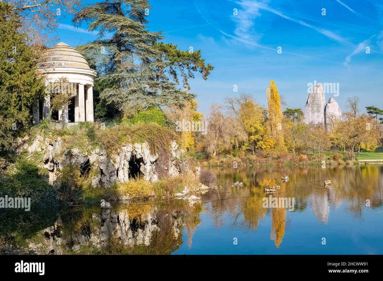 Vincennes, il tempio dell'amore sul lago Daumesnil, e la roccia scimmia dello zoo, in autunno Foto Stock