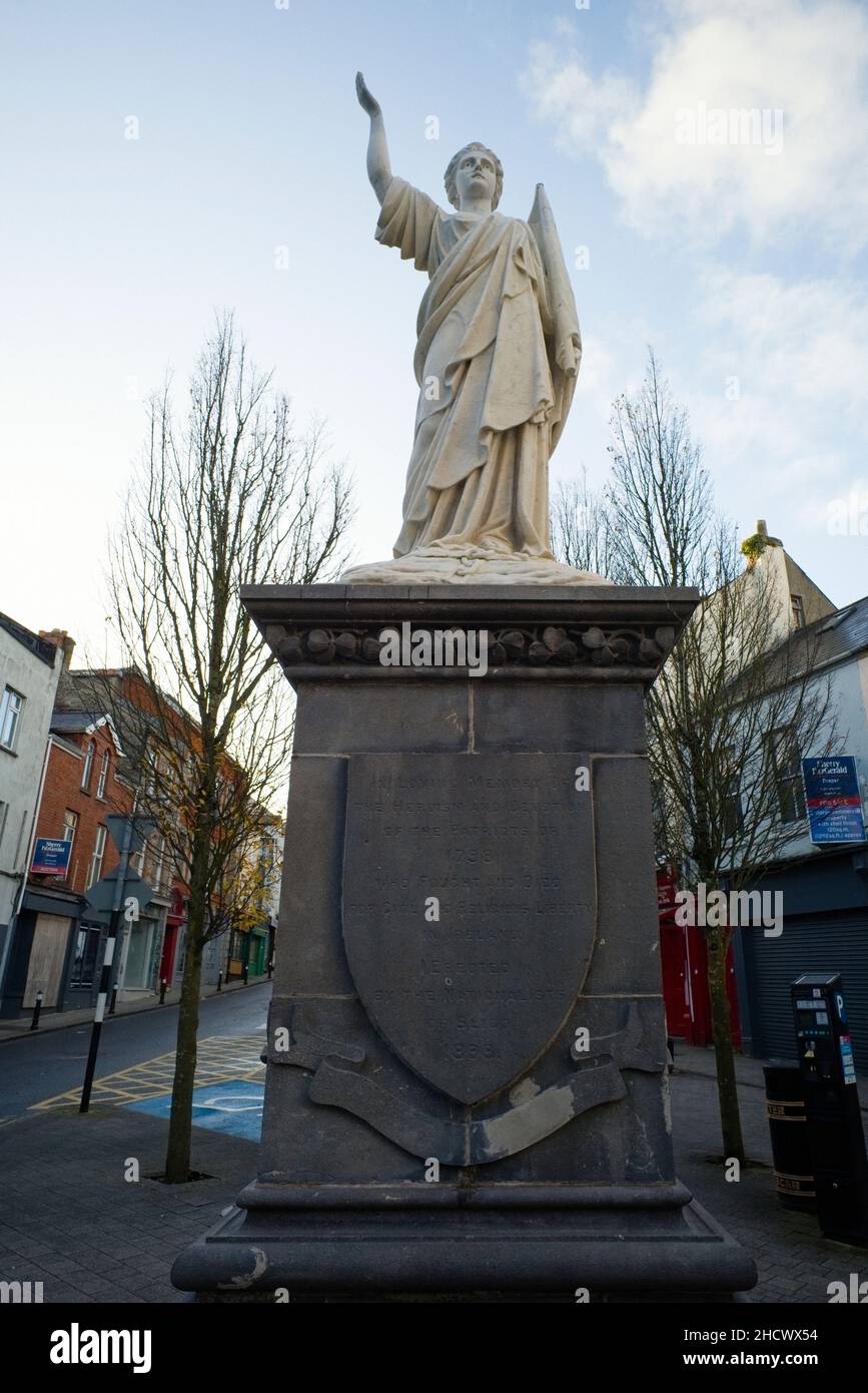 Statua nella piazza del mercato di Sligo per commemorare i patrioti morti nella ribellione del 1798 che combatteva per la libertà irlandese Foto Stock