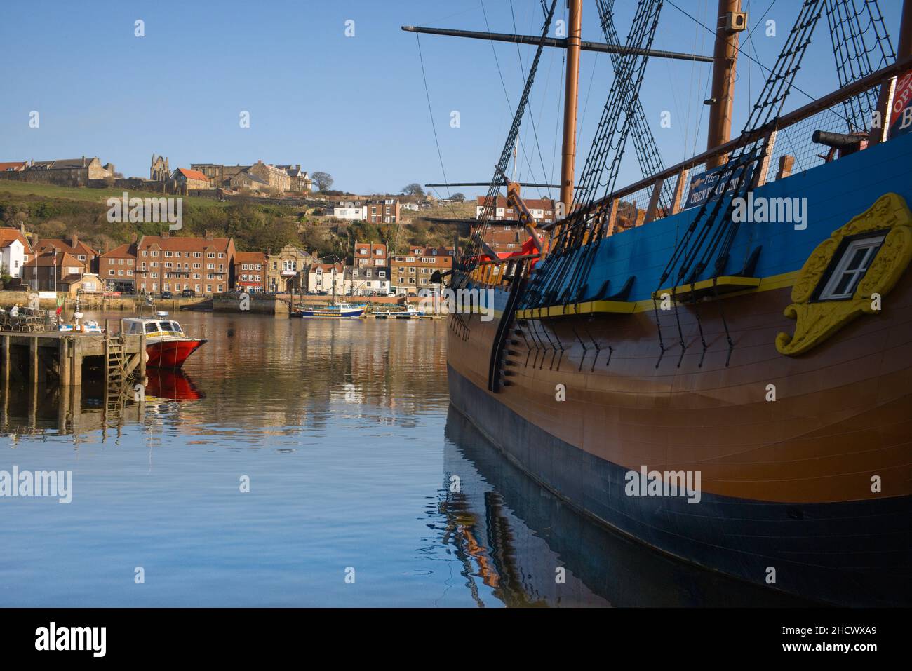 Replica dell'endevour ormeggiato nel porto di Whitby Foto Stock