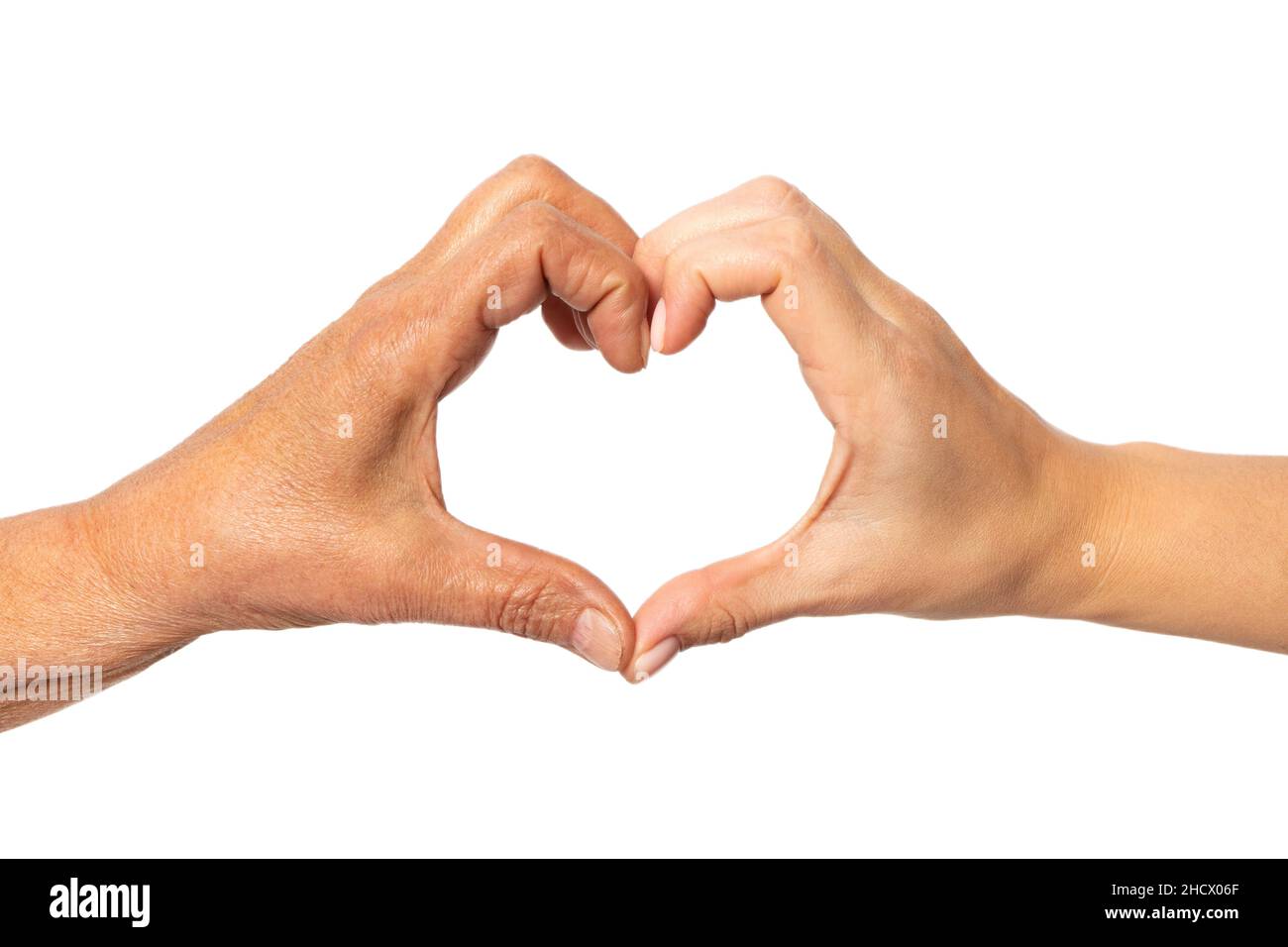 Cuore dalle mani di una giovane e vecchia donna. Concetto di amore, salute e fiducia Foto Stock