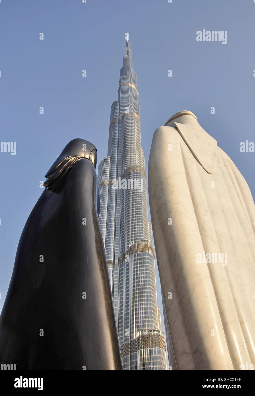 Il Burj Khalifa Building e la scultura araba del 'Together', il centro di Dubai, Dubai, Emirati Arabi Uniti Foto Stock