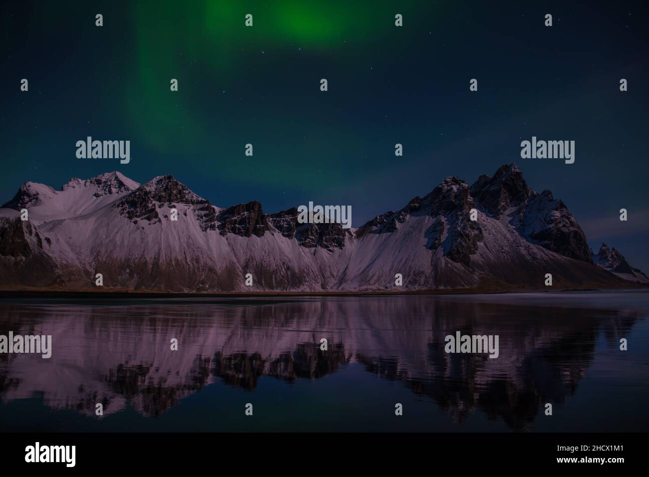 Aurora Borealis sopra la montagna Vestrahorn nel sud dell'Islanda Foto Stock