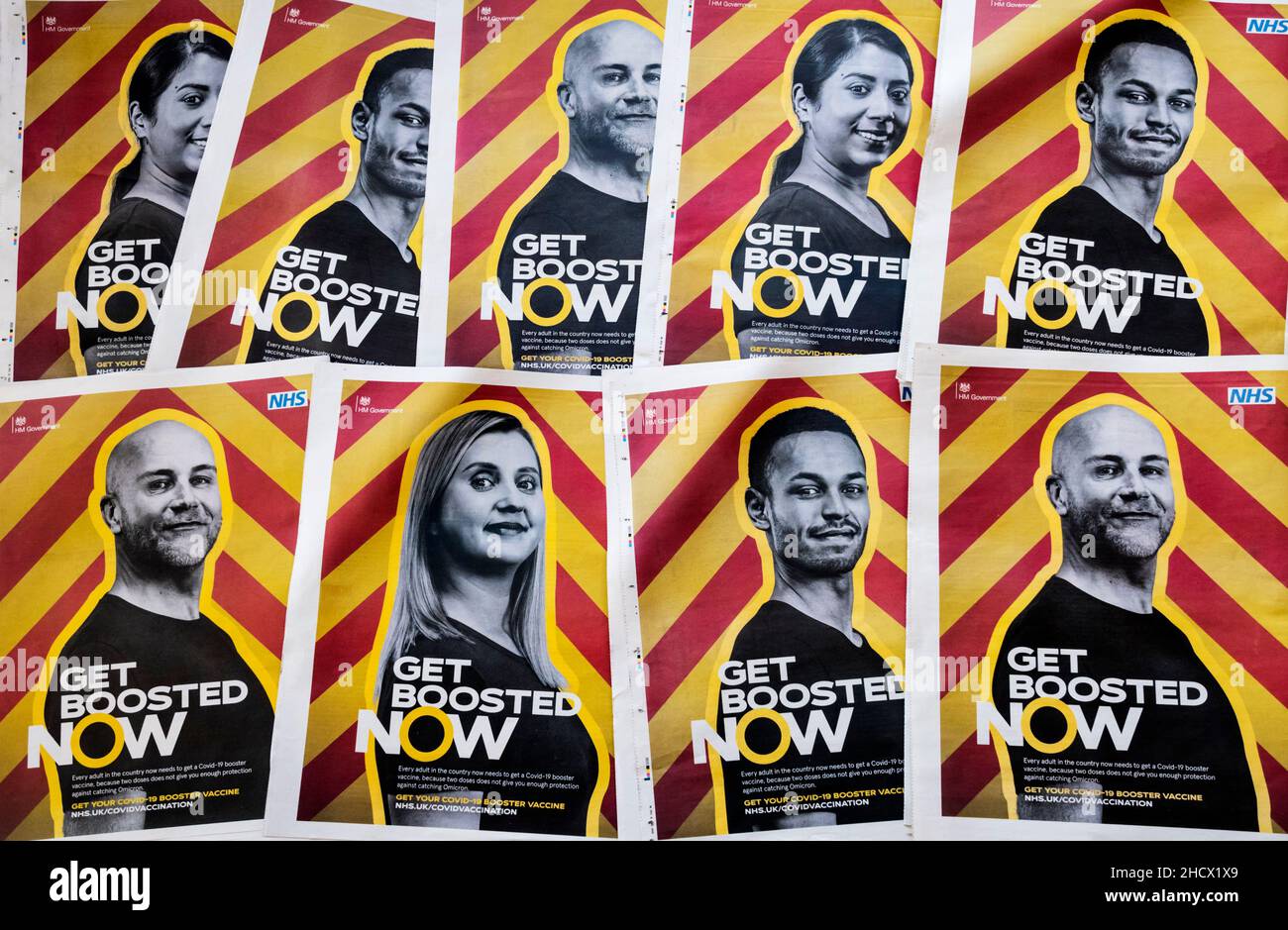 Una selezione di annunci del governo britannico che sollecitino la gente ad ottenere le iniezioni di richiamo di COVID. Foto Stock