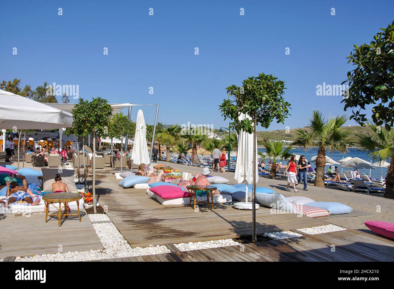 Bar sulla spiaggia, Gumbet, Penisola di Bodrum, Provincia di Mugla, Repubblica di Türkiye Foto Stock