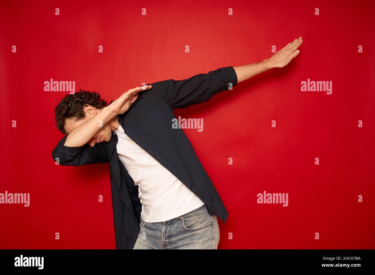 L'uomo felice in casual facendo le braccia dab gesto su sfondo bianco bianco bianco bianco bianco bianco bianco bianco bianco bianco bianco bianco bianco bianco bianco bianco bianco bianco sbuffo in internet meme posa celebrare la vittoria divertirsi, scuola di danza o concetto di trionfo. Foto di alta qualità Foto Stock