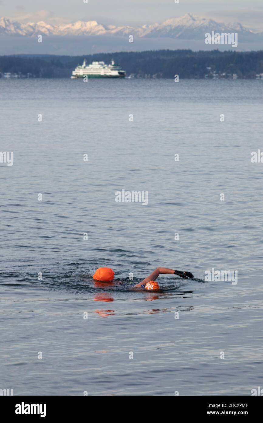 Seattle, Washington, Stati Uniti. 1st Gennaio 2022. Un nuotatore all'aperto presso l'annuale Alki Beach Polar Bear Swim all'Alki Beach Park. Credit: Paul Christian Gordon/Alamy Live News Foto Stock