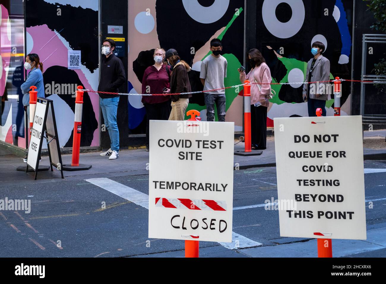 Le persone si allineano presso i siti di test Covid a Melbourne, Victoria, Australia Foto Stock