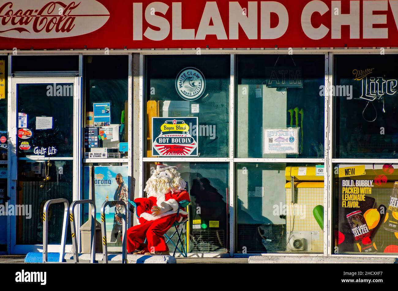 Babbo Natale si trova fuori da una stazione di servizio, il 24 dicembre 2021, a Dauphin Island, Alabama. Foto Stock